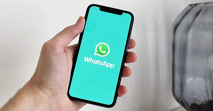 Delete Whatsapp messges on iPhone